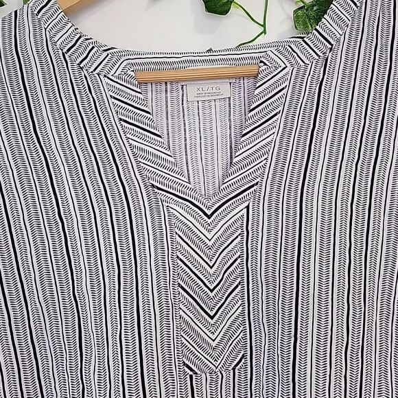 Van Heusen. Women's Top. Size XL. EUC - Picture 3 of 9